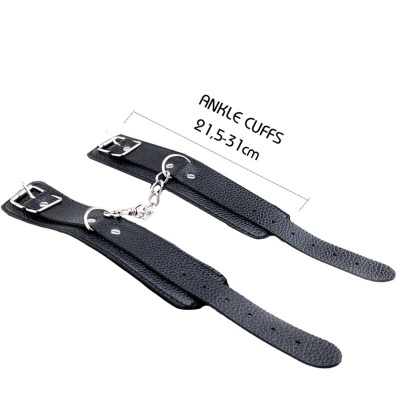 Tornozeleiras pretas em material sintético com fivelas e corrente prateada