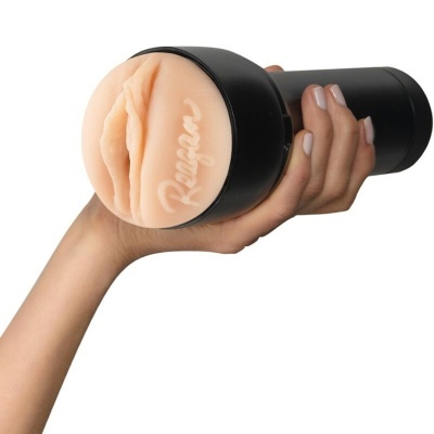 Masturbador masculino preto e bege com texto Reyan na frente
