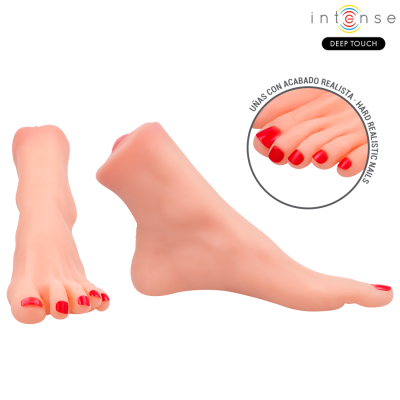 Simulação de pés humanos em silicone com unhas vermelhas e textura realista