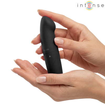 Produto preto compacto com botão ON/OFF segurado por mãos femininas