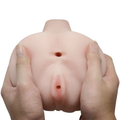 Produto adulto em material siliconado cor de pele segurado por mãos