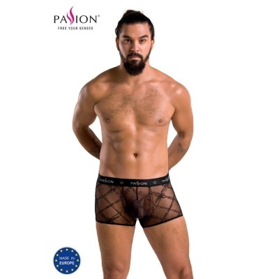 Homem com cueca boxer preta transparente com padrão de linhas e cintura preta com texto 'PASSION'