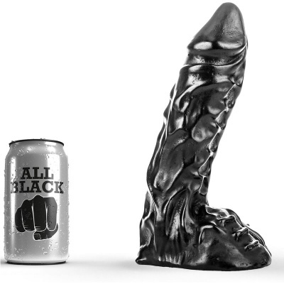 Lata de bebida All Black ao lado de objecto preto com textura volumosa