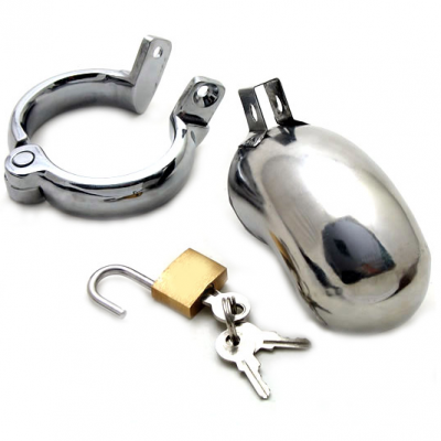 Conjunto metálico com anel, tampa oval e cadeado com chaves sobre fundo branco