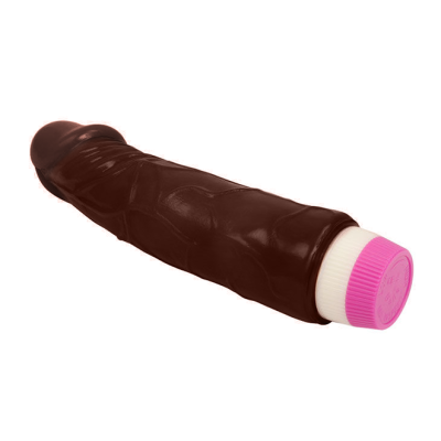 Vibrador castanho escuro com base rosada sobre fundo branco.
