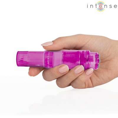Dispositivo roxo translúcido segurado por mão com unhas pintadas