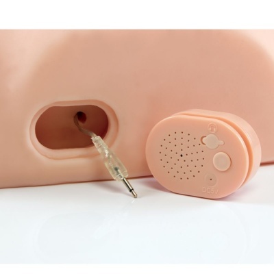 Dispositivo rosado com cabo transparente conectado e pequeno dispositivo rosado com orifícios e botões sobre mesa branca