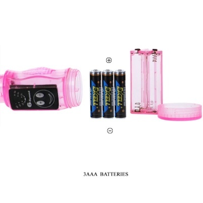 Recipiente transparente rosa com equipamento eletrônico, três pilhas AA Excell, caixa plástica rosa e tampa sobre fundo branco