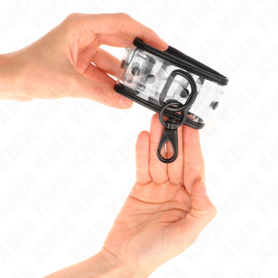 Pouch transparente plástico com fecho preto e argola preta nas mãos