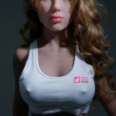 Boneca realista com cabelo castanho claro e top branco com logótipo