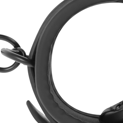 Peça de equipamento de treino preto com argolas e correias sobre fundo branco