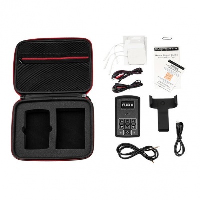 Conjunto de acessórios eletrónicos com estojo preto e vermelho, aparelho digital, cabos, etiquetas e manuais.