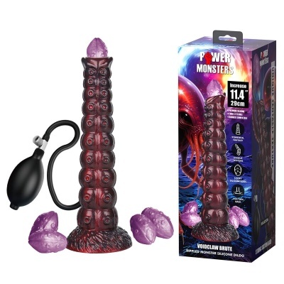 Dildo de silicone texturizado com bomba inflável e ovos de silicone roxos ao lado da embalagem colorida.