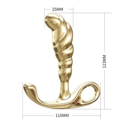 Objeto dourado curvado com medidas em fundo branco.