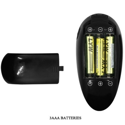 Mando preto aberto com três pilhas AAA visíveis e tampa removida