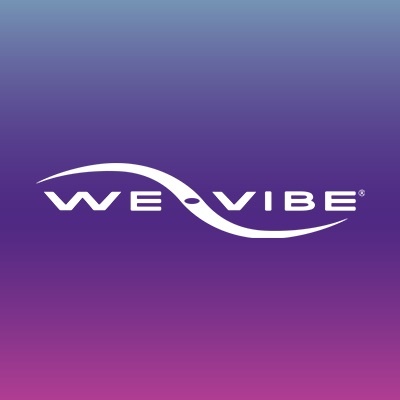 Logotipo branco WE VIBE em fundo degradê azul, roxo e rosa