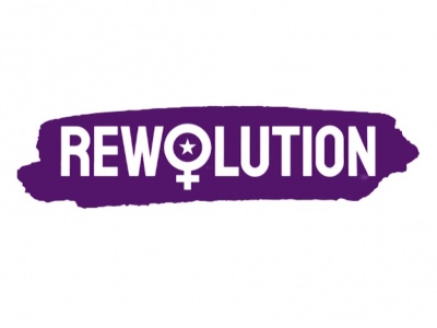 Texto 'REWOLUTION' branco sobre fundo roxo com símbolo feminino na letra O