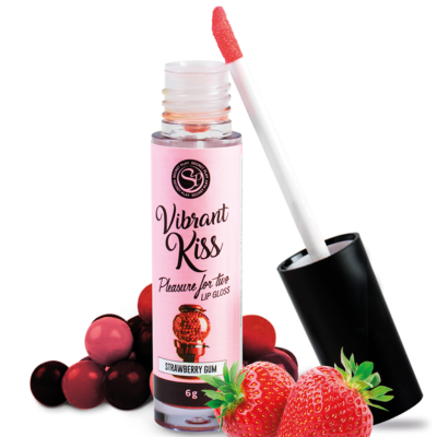 Brilho labial rosa Vibrant Kiss com aplicador ao lado de morangos e bagas vermelhas