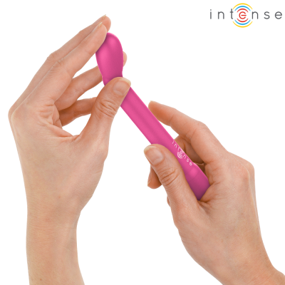 Vibrador cor-de-rosa com ponta arredondada nas mãos femininas e logótipo intense