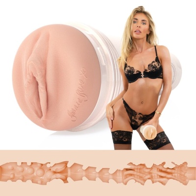 Masturbador masculino cor pele com textura interna e mulher com lingerie preta segurando o produto