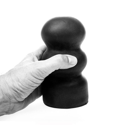 Produto preto com forma ergonómica texturizada segurado por uma mão