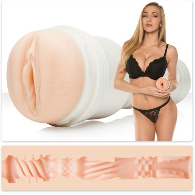 Produto sexual masculino com estojo branco e textura interna apresentada com mulher em lingerie preta