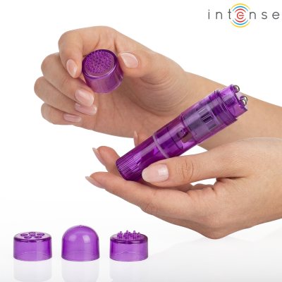 Massageador portátil roxo com cabeças intercambiáveis e mãos segurando