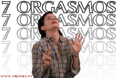 Mulher de camisa xadrez gesticulando com texto 7 ORGASMOS no fundo branco