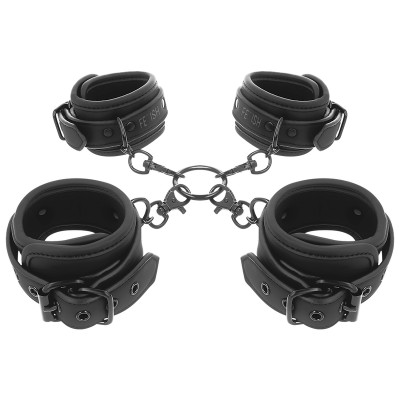 Conjunto de algemas pretas com fivelas e argolas metálicas em fundo branco