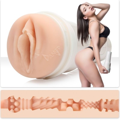 Brinquedo sexual masculino em formato anatômico com textura interna detalhada e mulher com roupa interior preta segurando o produto