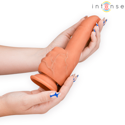 Dildo castanho com base ventosa nas mãos sobre fundo branco