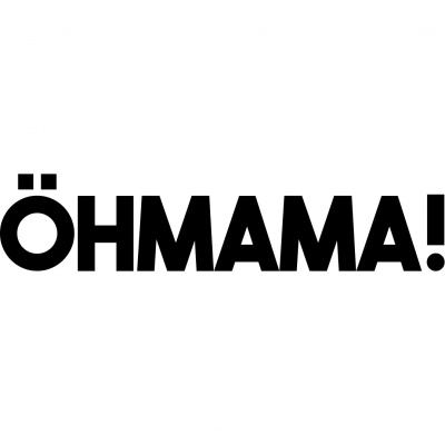Logótipo com texto ÖHMAMA! a preto em fundo branco