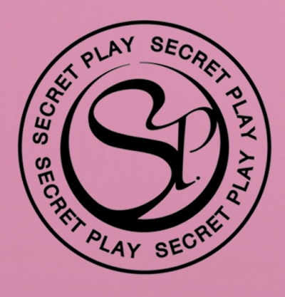 Logótipo circular preto com texto SECRET PLAY num fundo cor-de-rosa