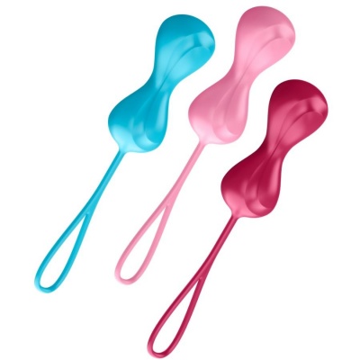 Três colheres de plástico coloridas com cabo comprido e alça