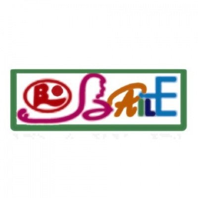 Logótipo colorido com letras estilizadas dentro de um retângulo verde