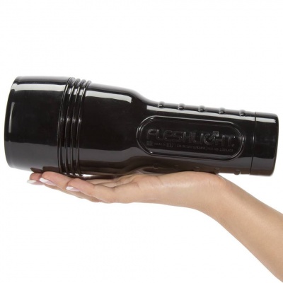 Suporte preto cilíndrico com texto FLESHLIGHT, sendo segurado por uma mão