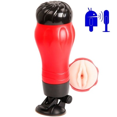 Aparelho sexual masculino vermelho com tampa preta, base de ventosa e parte de silicone cor de pele, com ícone azul de controle por voz.