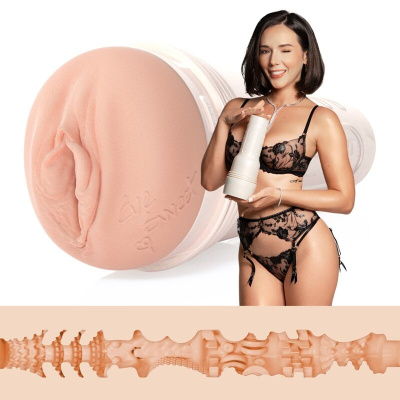Brinquedo sexual em silicone com textura interna detalhada e mulher em lingerie preta segurando o brinquedo