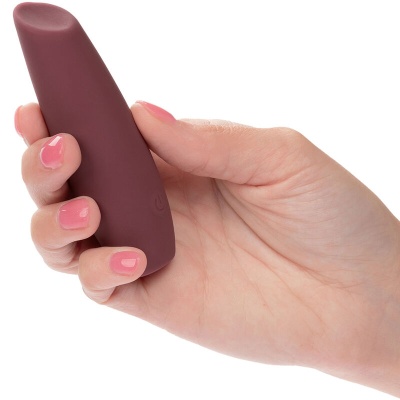 Mão a segurar dispositivo castanho pequeno e liso com botão