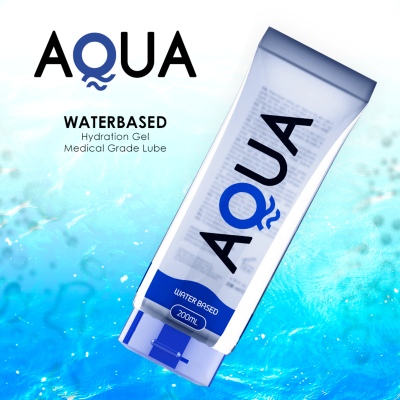 Tubo de gel hidratante AQUA azul e branco sobre fundo de água azul