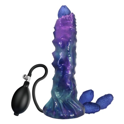 Produto em silicone azul e roxo com bomba de ar preta e três objetos azuis próximos