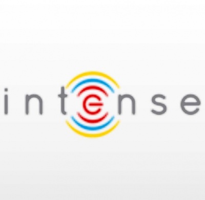 Logótipo com a palavra 'intense' e círculos coloridos ao redor da letra 'e'