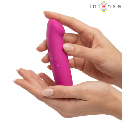 Vibrador rosa pequeno com texto OFF ON segurado por mãos femininas.