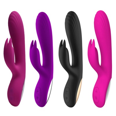 Quatro vibradores de silicone em várias cores sobre fundo branco