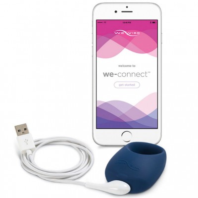 Smartphone branco com app we-connect aberto, dispositivo azul de silicone e cabo USB branco.