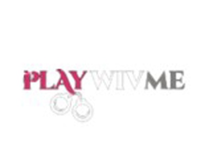 Logotipo com as palavras PLAY WIV ME e desenho de algemas