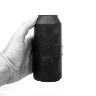 Lata preta fosca segurada por uma mão em fundo branco