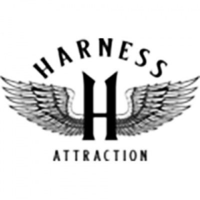Logótipo com a palavra HARNESS acima, uma letra H grande ao centro com asas e a palavra ATTRACTION abaixo.