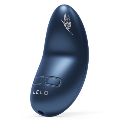 Produto curvado azul com botões e desenho de borboleta
