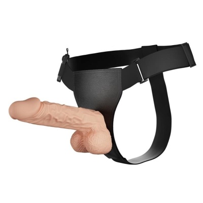 Dildo com arnês ajustável em material preto e silicone cor pele